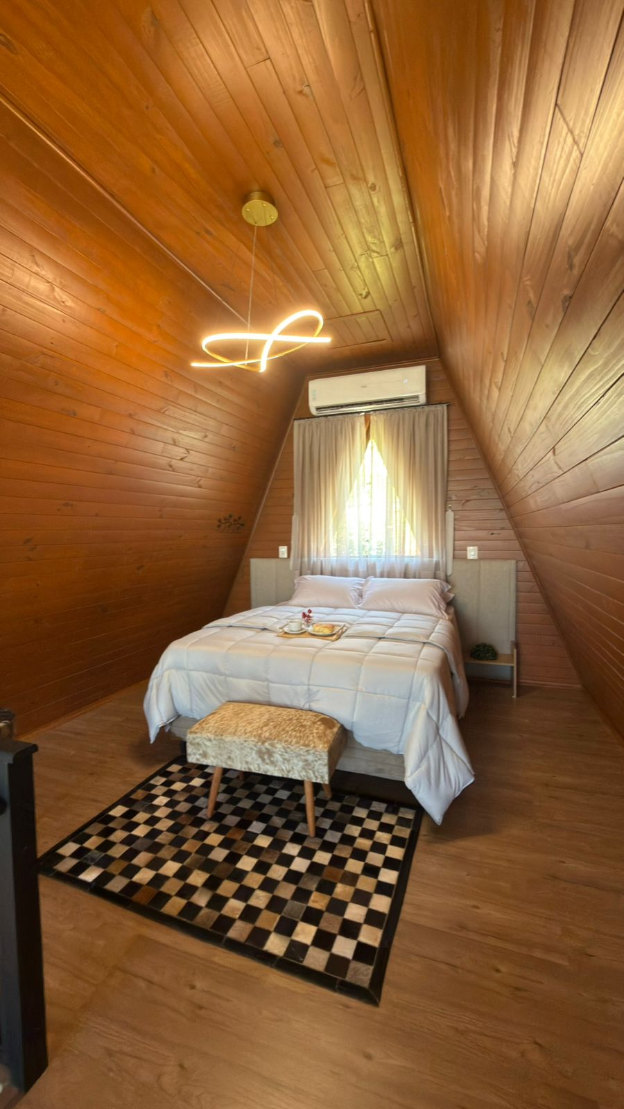 Cama King Size com lençóis de algodão premium na Cabana III