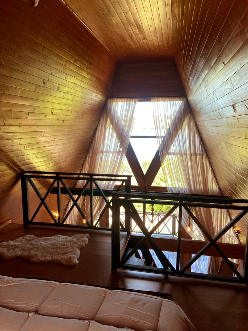 Vista relaxante da cama para o lago na Cabana III