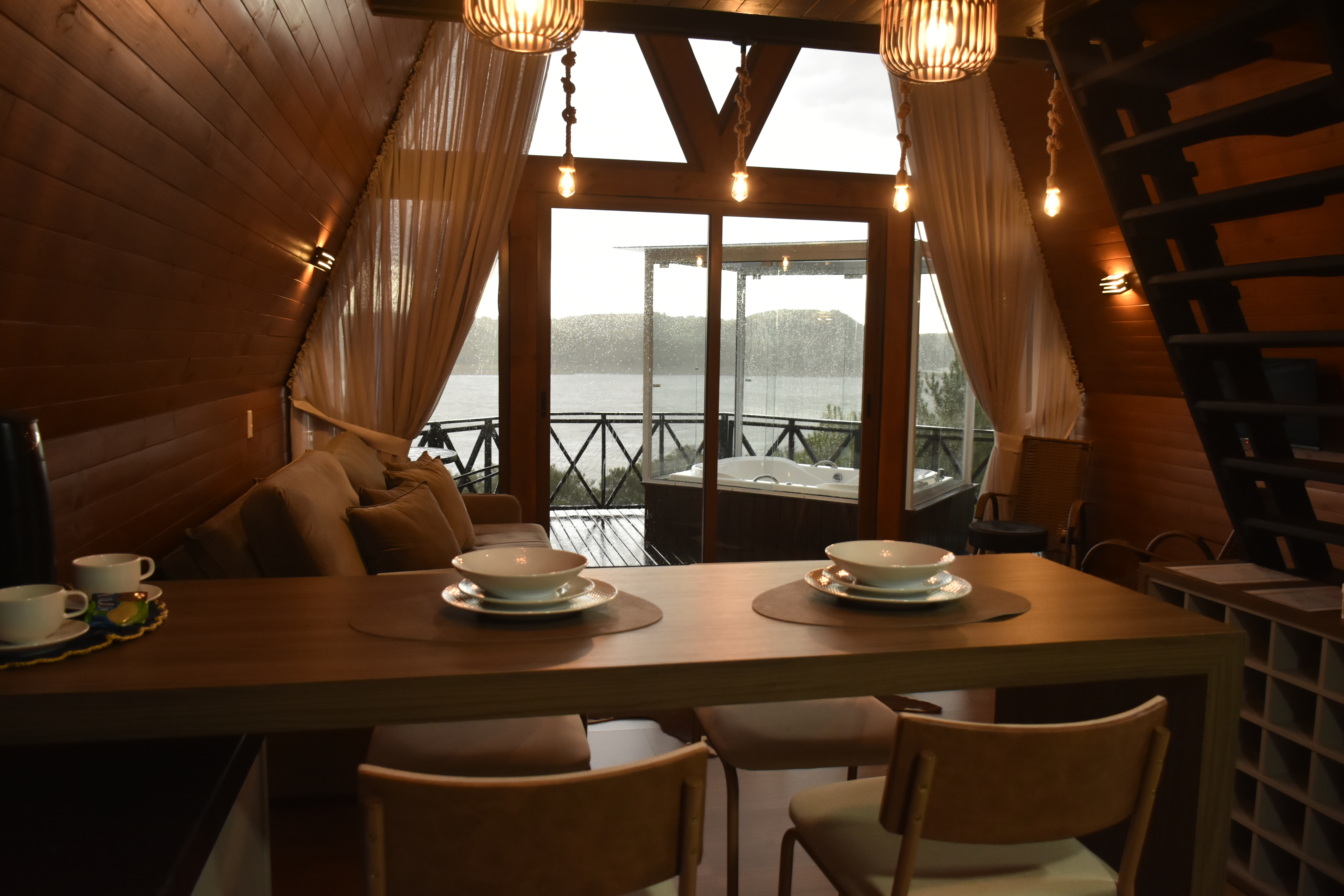 Mesa posta romântica com vista na Cabana IV