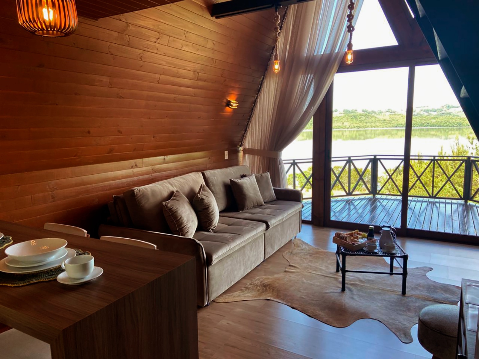 Ambiente aconchegante da Cabana II, indicada para casal com filho